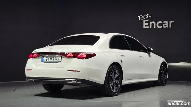 Main__Slider__Photo:E-Class Mercedes-Benz 2025.10-1