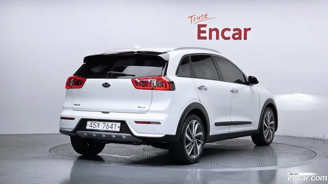 Main__Slider__Photo:Niro Kia 2017.10-1
