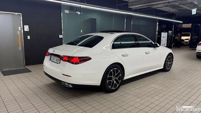 Main__Slider__Photo:E-Class Mercedes-Benz 2025.3-1
