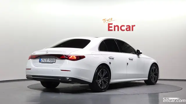 Main__Slider__Photo:E-Class Mercedes-Benz 2025.8-1