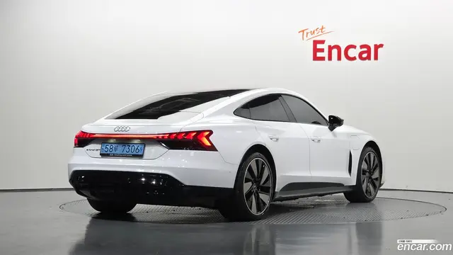 Main__Slider__Photo:e-tron GT Audi 2022.4-1