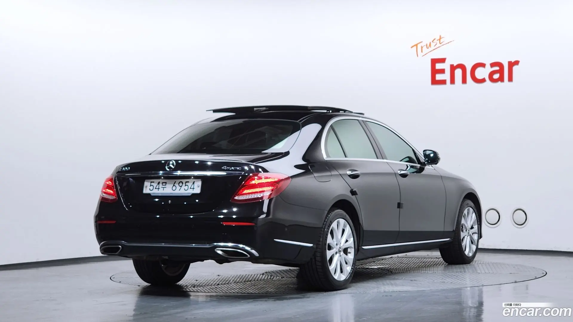 Main__Slider__Photo:E-Class Mercedes-Benz 2019.4-1