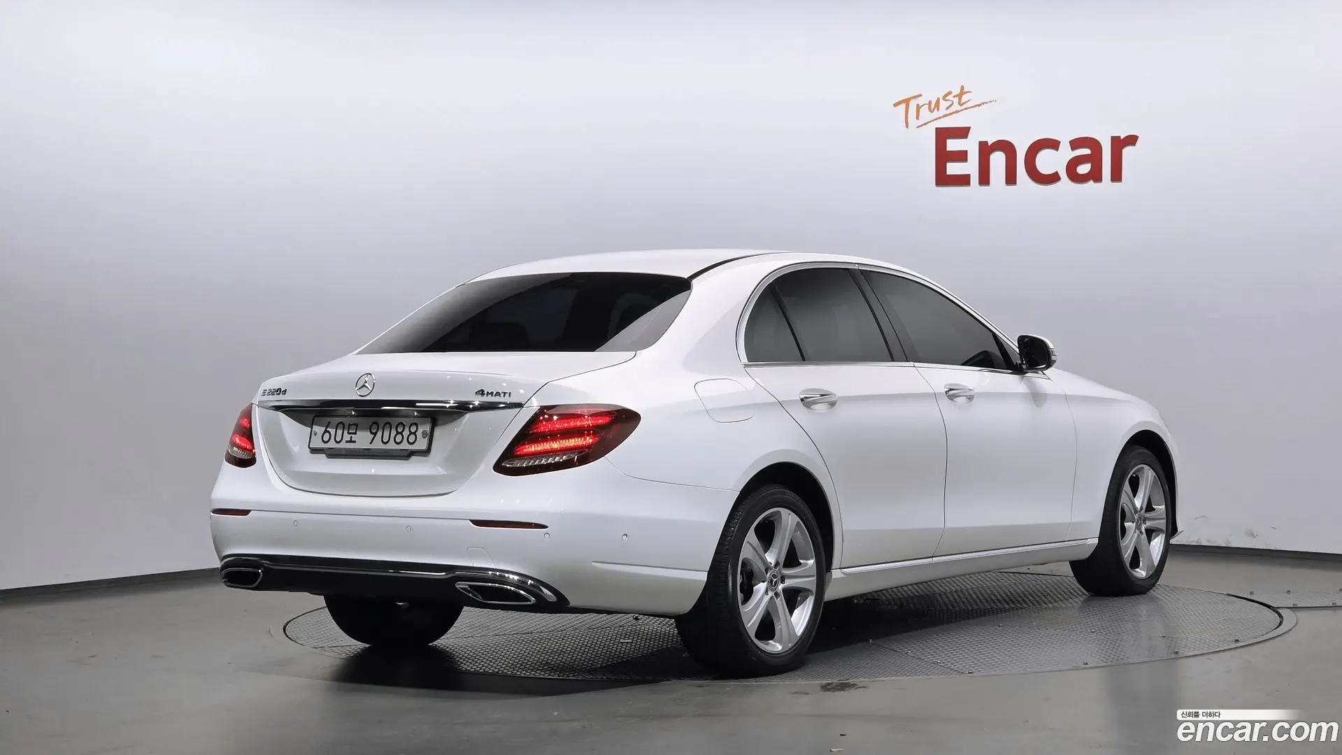 Main__Slider__Photo:E-Class Mercedes-Benz 2017.9-1