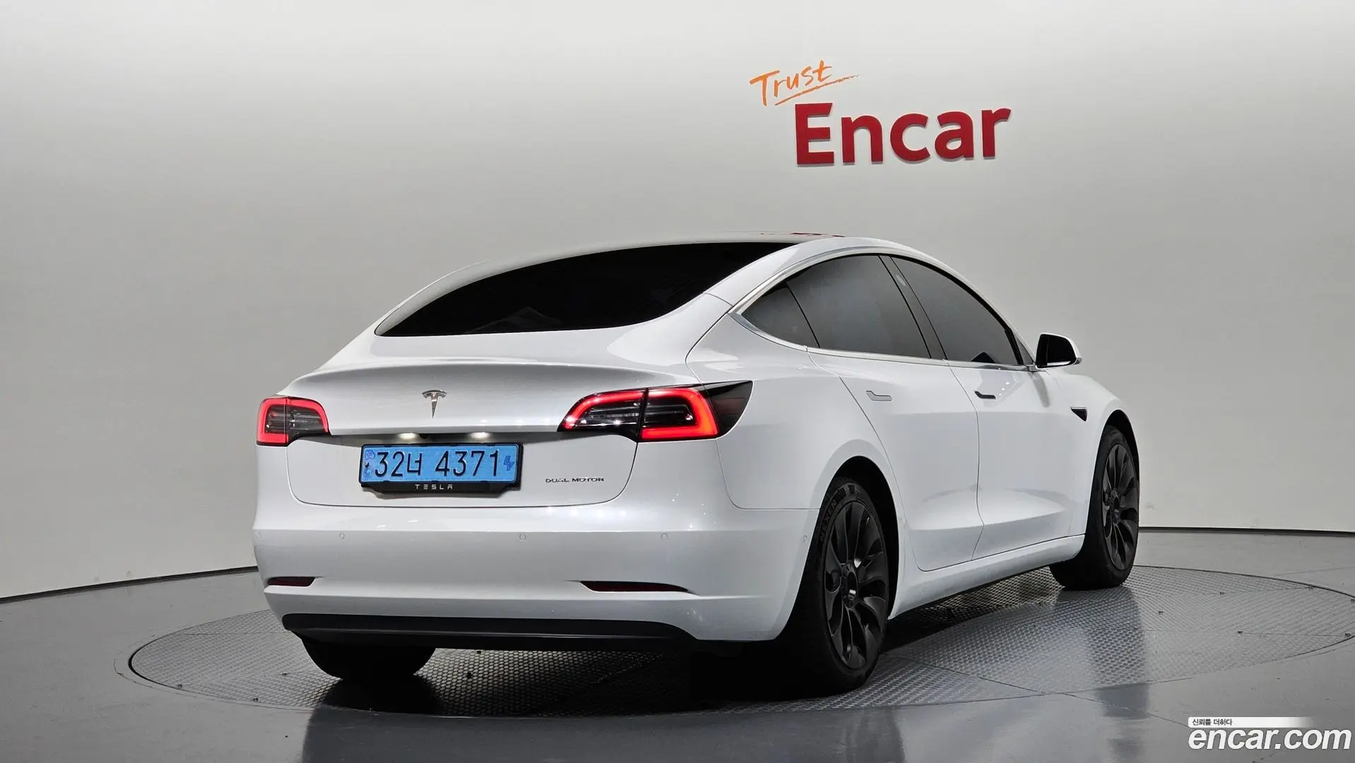 Main__Slider__Photo:Model 3 Tesla 2020.5-1