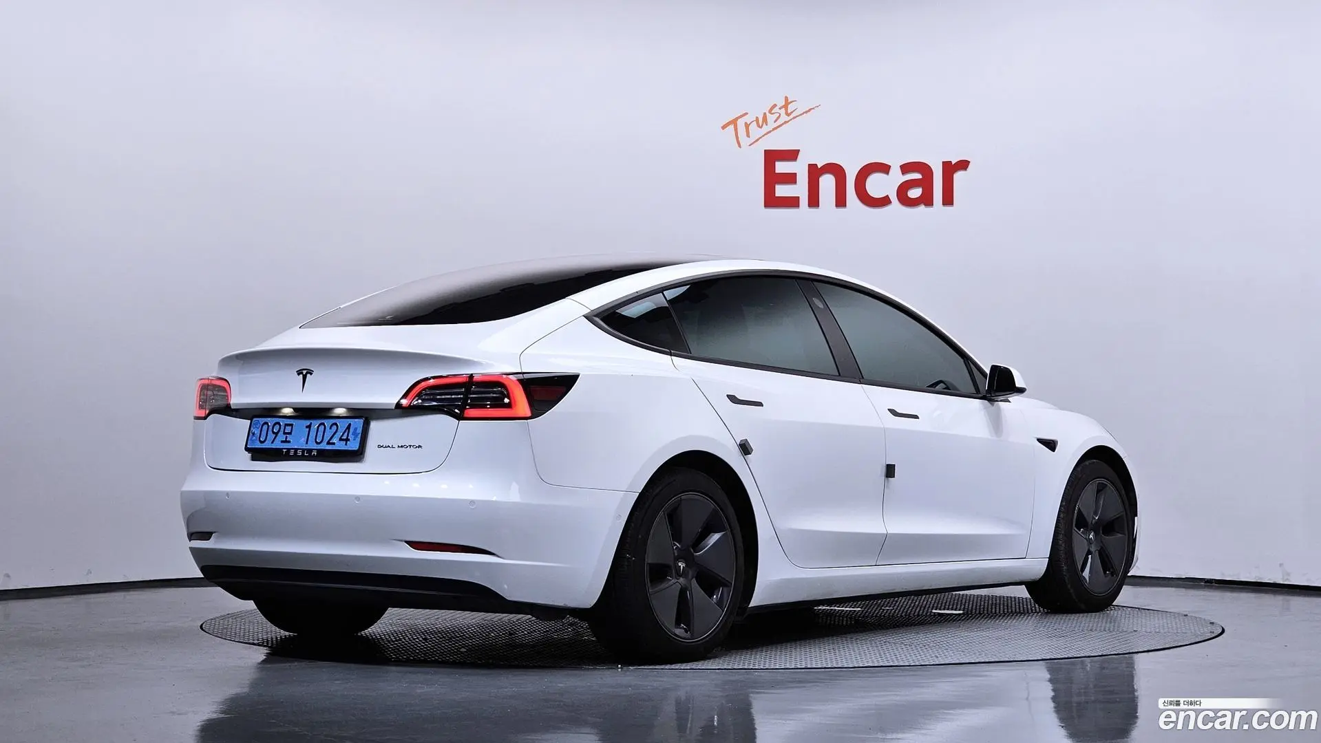 Main__Slider__Photo:Model 3 Tesla 2021.5-1