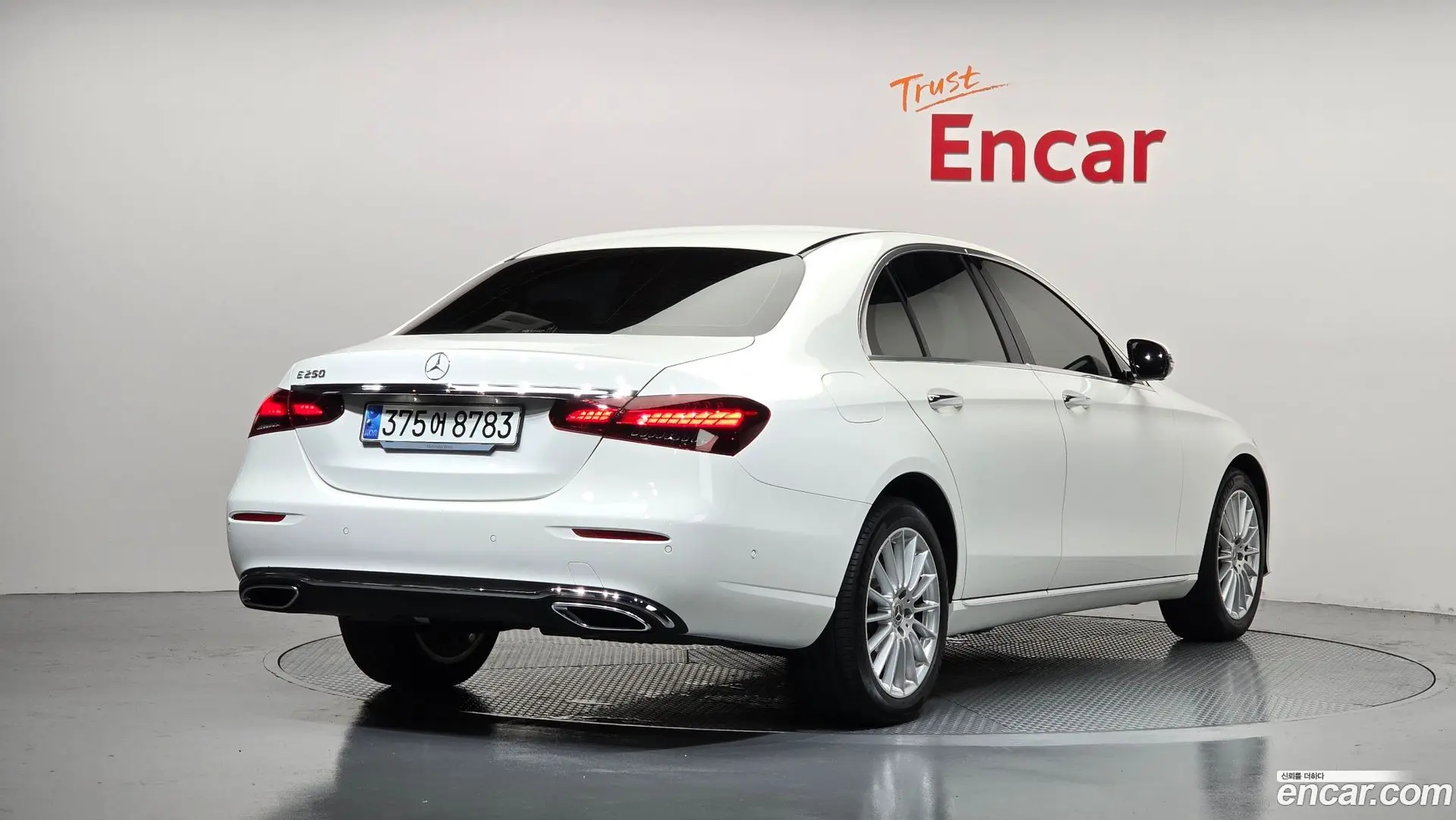 Main__Slider__Photo:E-Class Mercedes-Benz 2023.10-1
