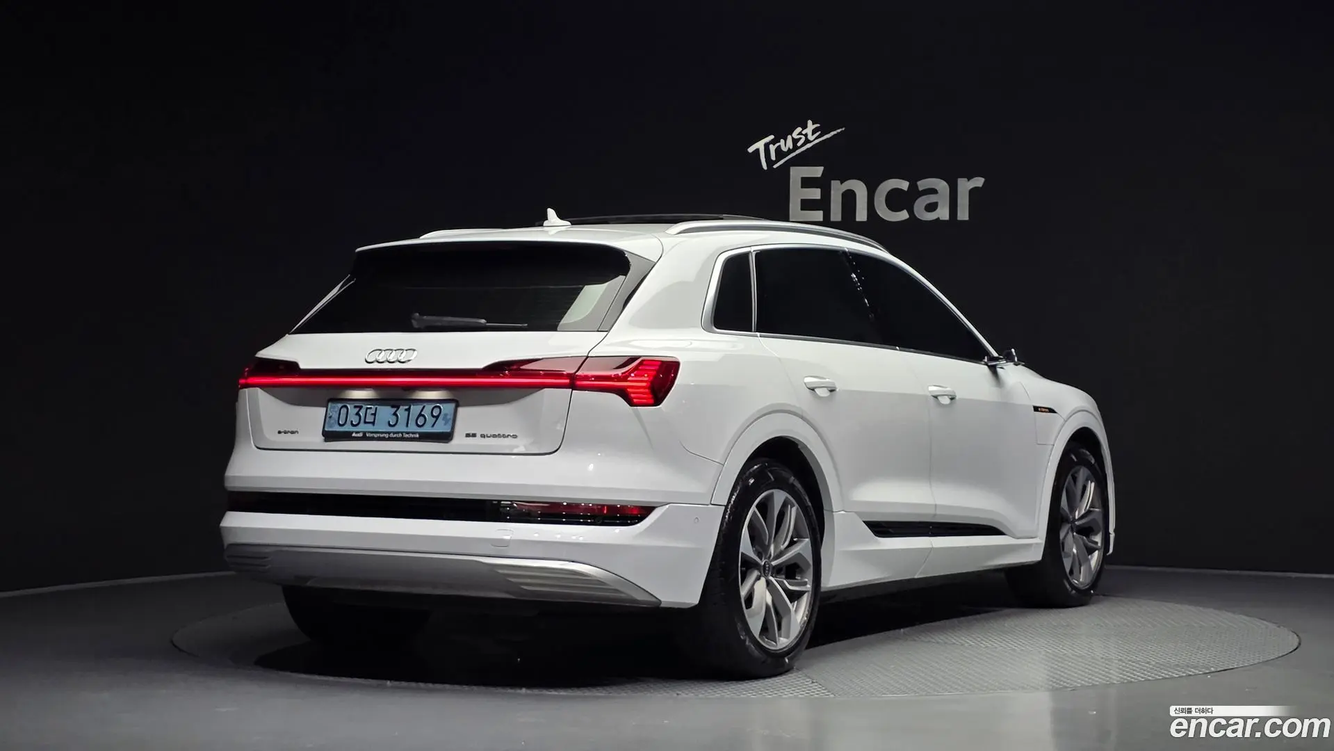 Main__Slider__Photo:e-tron Audi 2021.9-1