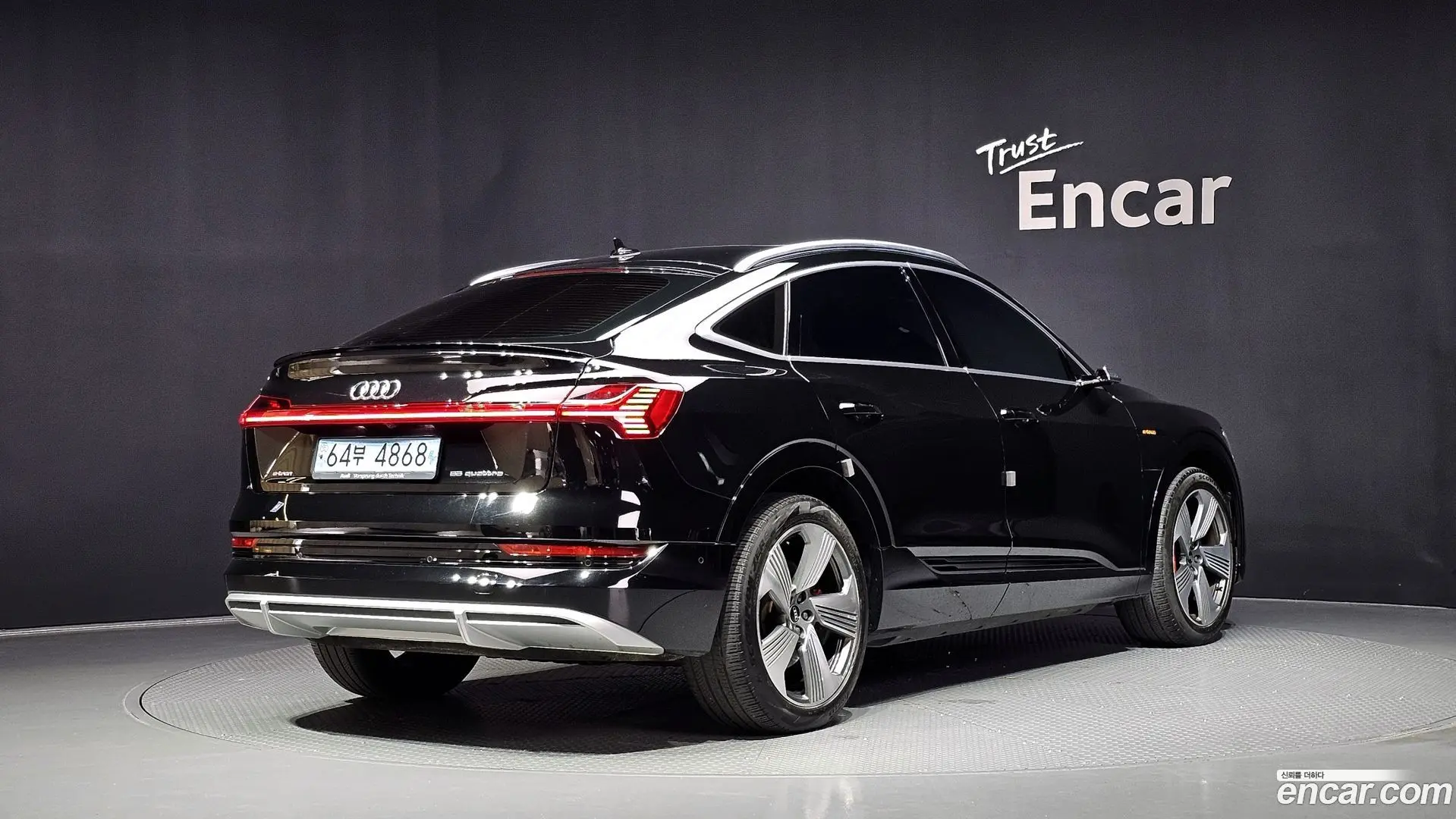 Main__Slider__Photo:e-tron Audi 2021.10-1