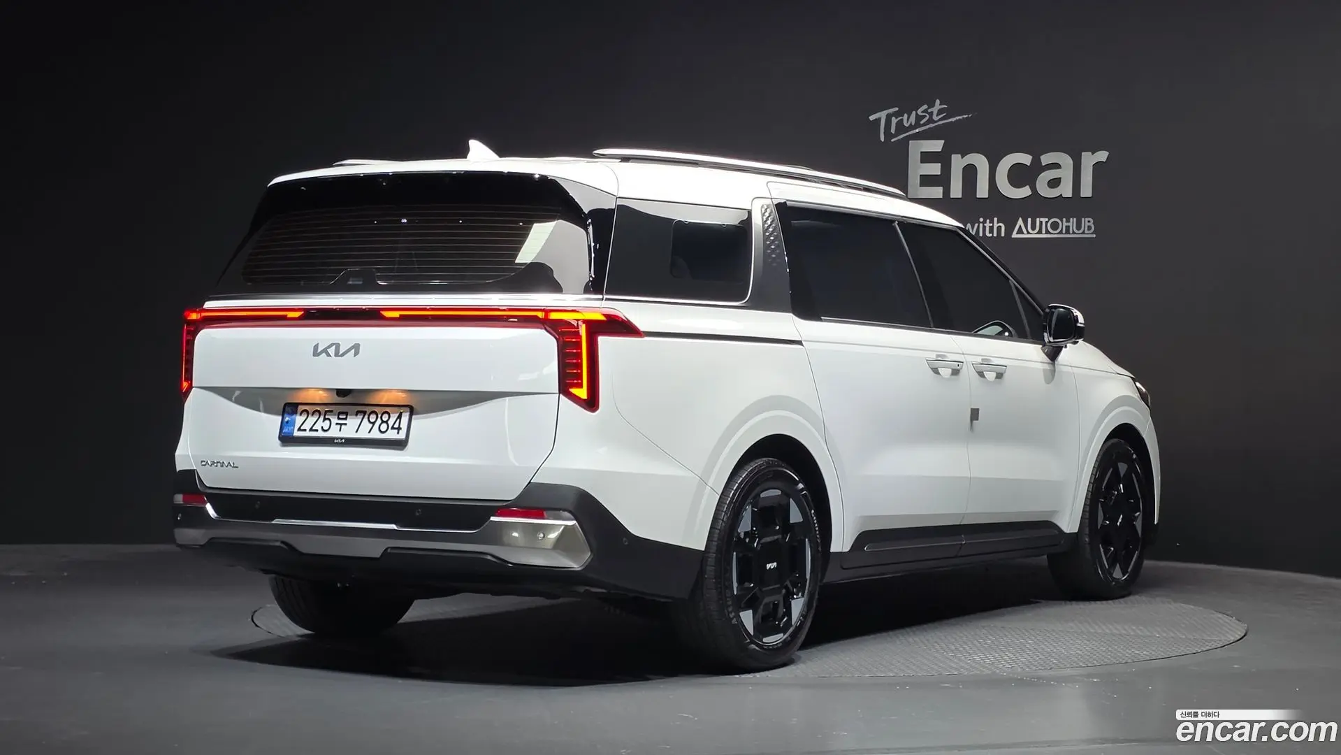 Main__Slider__Photo:Canival Kia 2025.1-1