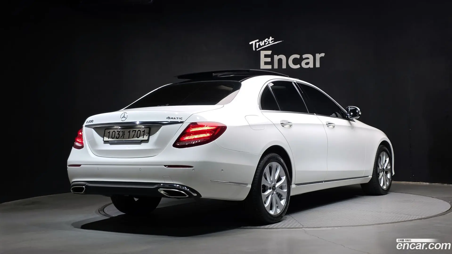 Main__Slider__Photo:E-Class Mercedes-Benz 2019.9-1