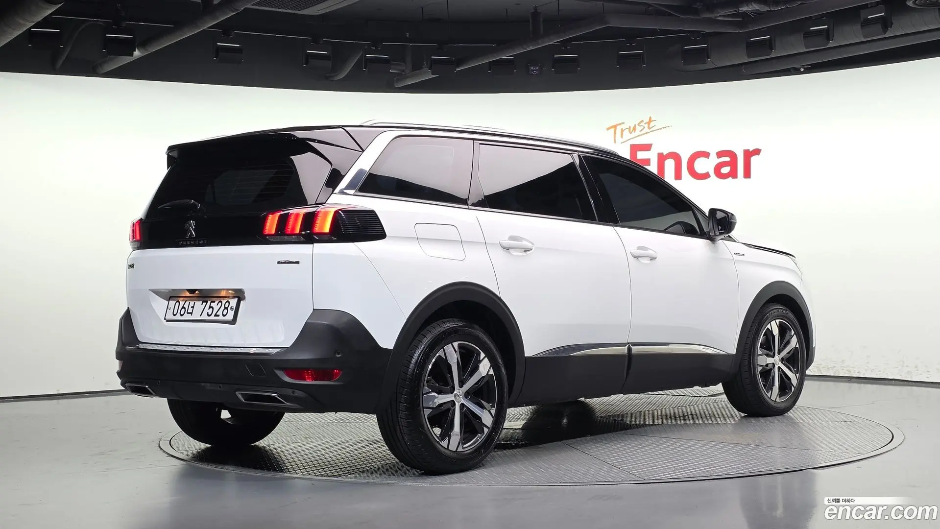 Main__Slider__Photo:5008 Peugeot 2018.1-1