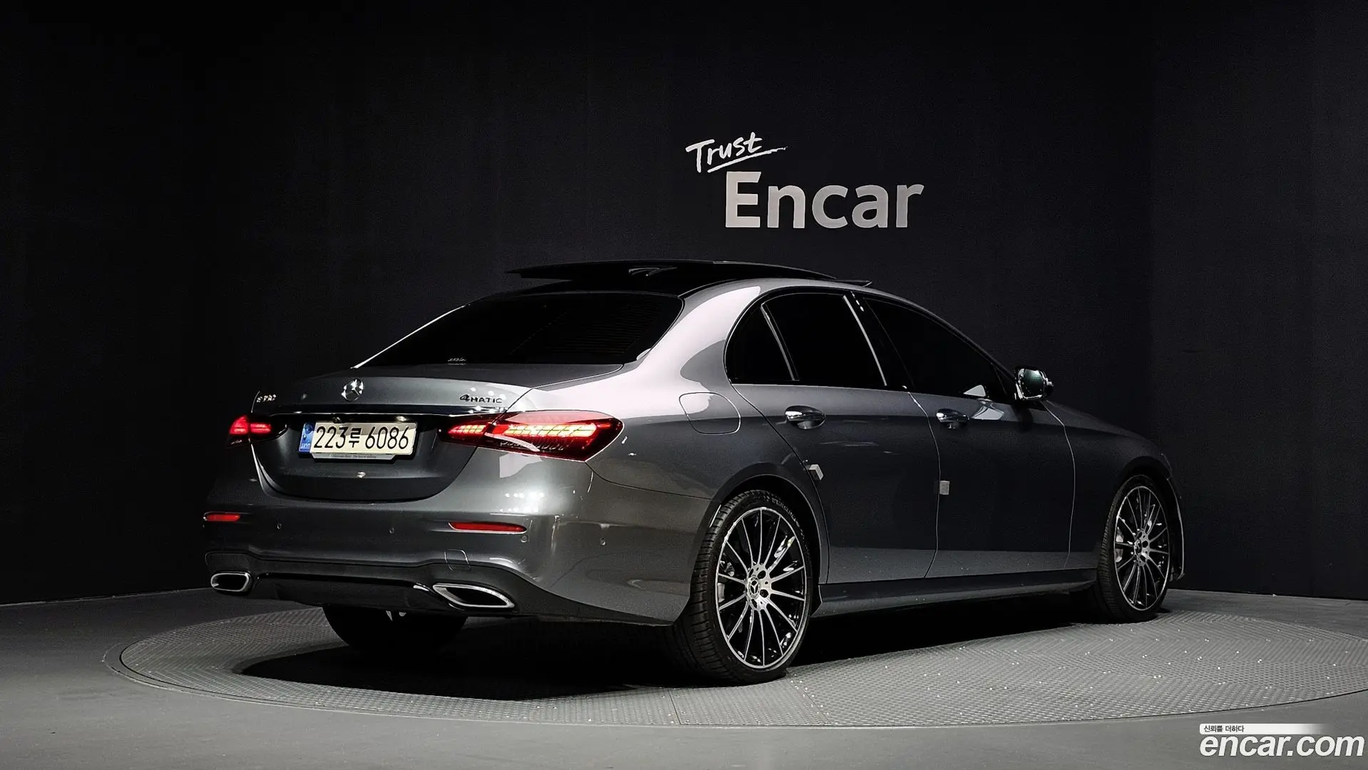 Main__Slider__Photo:E-Class Mercedes-Benz 2022.11-1