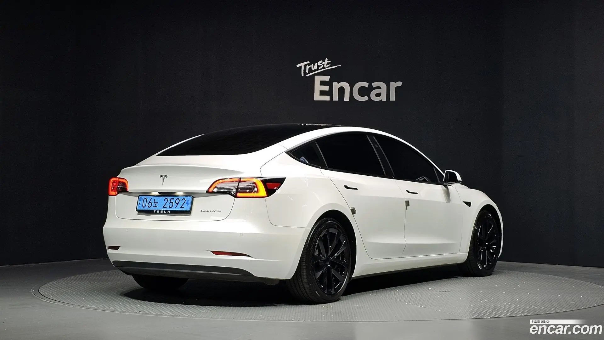 Main__Slider__Photo:Model 3 Tesla 2022.1-1