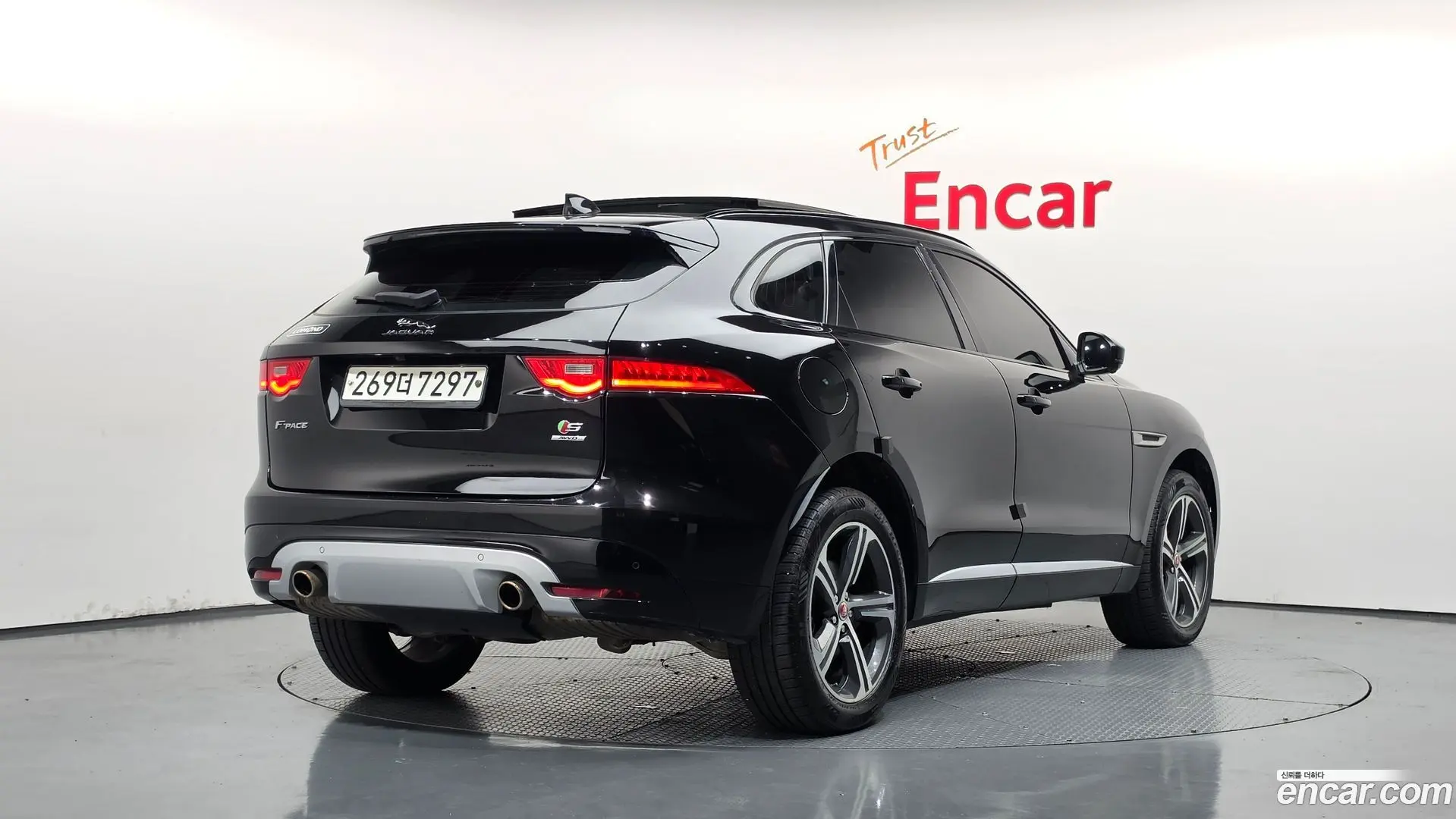 Main__Slider__Photo:F-PACE Jaguar 2019.11-1