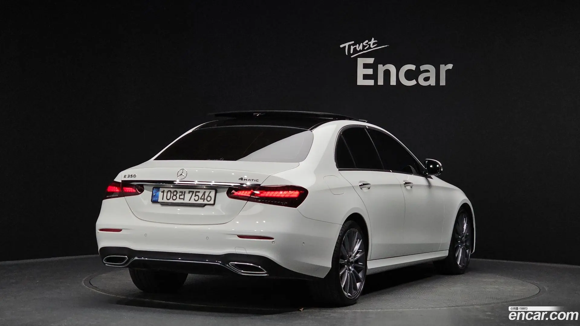 Main__Slider__Photo:E-Class Mercedes-Benz 2022.5-1