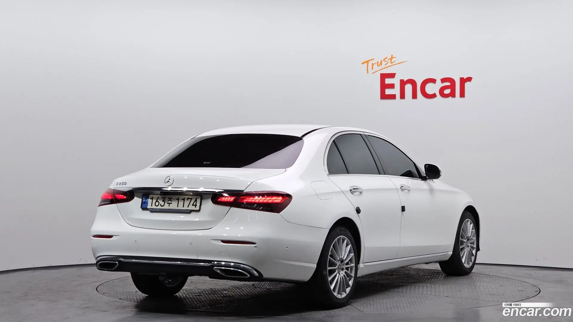 Main__Slider__Photo:E-Class Mercedes-Benz 2021.0-1