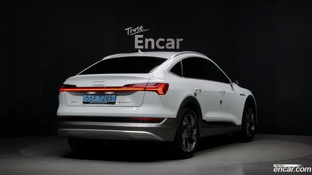 Main__Slider__Photo:e-tron Audi 2021.10-1