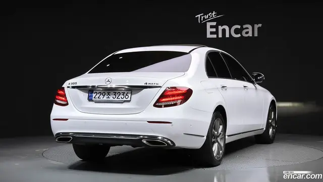 Main__Slider__Photo:E-Class Mercedes-Benz 2018.1-1
