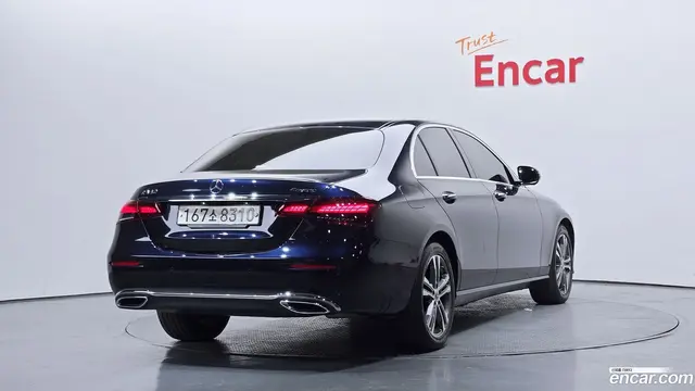 Main__Slider__Photo:E-Class Mercedes-Benz 2022.4-1
