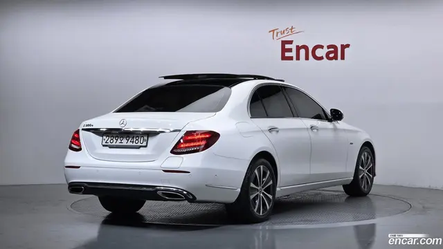 Main__Slider__Photo:E-Class Mercedes-Benz 2019.10-1