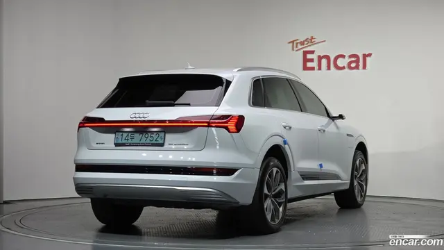 Main__Slider__Photo:e-tron Audi 2021.10-1