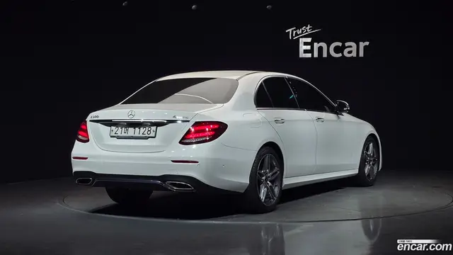Main__Slider__Photo:E-Class Mercedes-Benz 2017.11-1