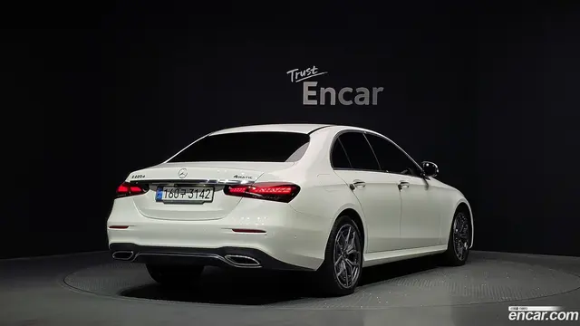 Main__Slider__Photo:E-Class Mercedes-Benz 2020.10-1