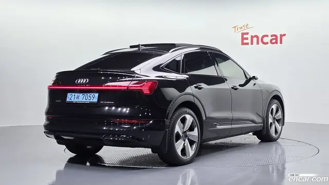 Main__Slider__Photo:e-tron Audi 2021.11-1
