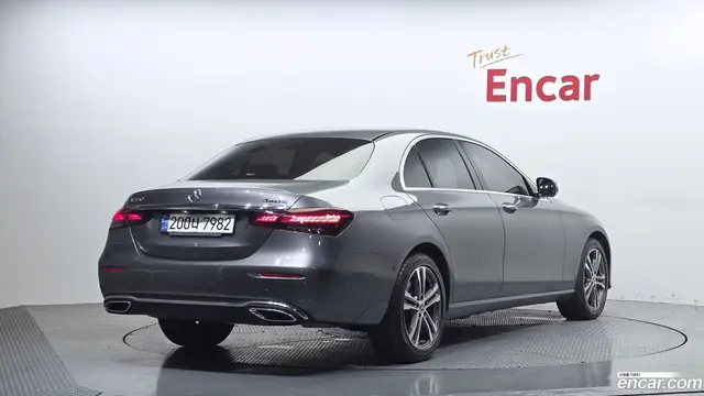 Main__Slider__Photo:E-Class Mercedes-Benz 2022.1-1
