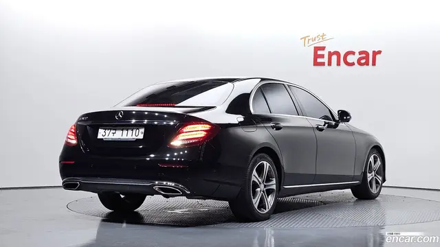 Main__Slider__Photo:E-Class Mercedes-Benz 2017.3-1