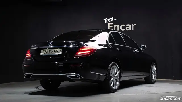 Main__Slider__Photo:E-Class Mercedes-Benz 2020.8-1