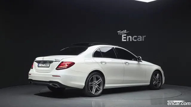 Main__Slider__Photo:E-Class Mercedes-Benz 2020.0-1