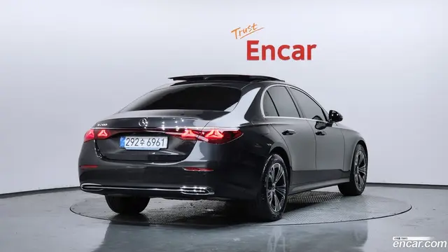 Main__Slider__Photo:E-Class Mercedes-Benz 2025.10-1