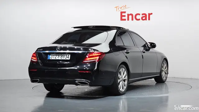 Main__Slider__Photo:E-Class Mercedes-Benz 2017.3-1