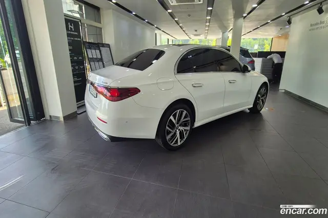 Main__Slider__Photo:E-Class Mercedes-Benz 2024.8-1