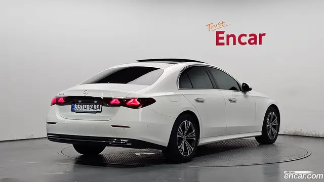 Main__Slider__Photo:E-Class Mercedes-Benz 2024.7-1