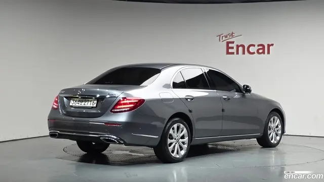 Main__Slider__Photo:E-Class Mercedes-Benz 2020.5-1