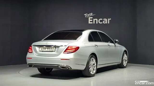 Main__Slider__Photo:E-Class Mercedes-Benz 2017.0-1