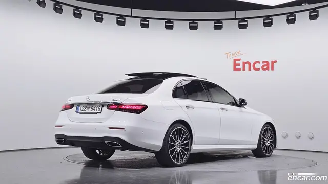 Main__Slider__Photo:E-Class Mercedes-Benz 2023.2-1