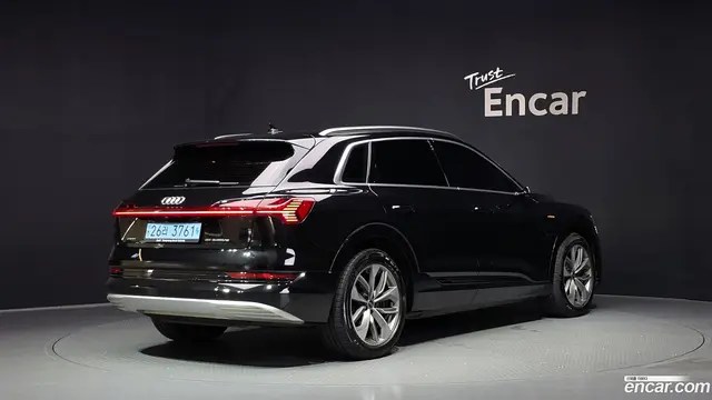 Main__Slider__Photo:e-tron Audi 2022.0-1