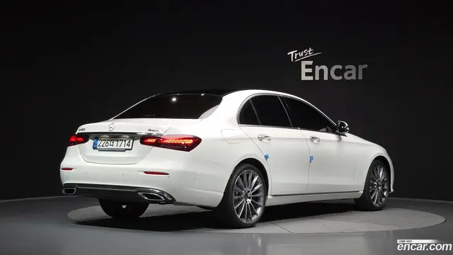 Main__Slider__Photo:E-Class Mercedes-Benz 2023.6-1