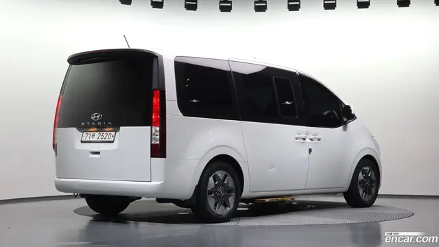 Main__Slider__Photo:Staria Hyundai 2021.6-1