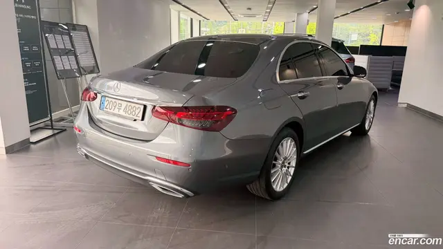 Main__Slider__Photo:E-Class Mercedes-Benz 2022.9-1