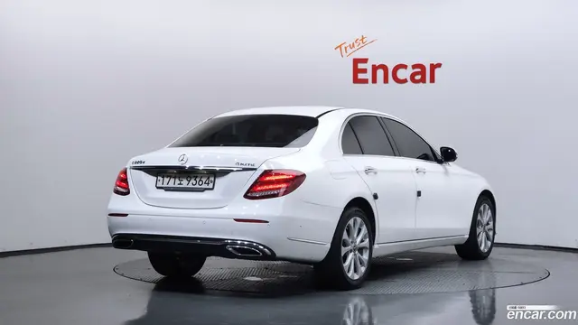 Main__Slider__Photo:E-Class Mercedes-Benz 2020.3-1