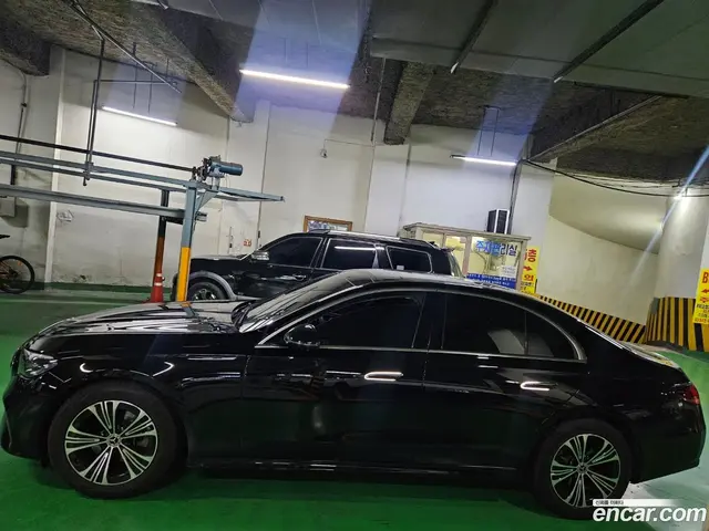 Main__Slider__Photo:E-Class Mercedes-Benz 2025.9-1