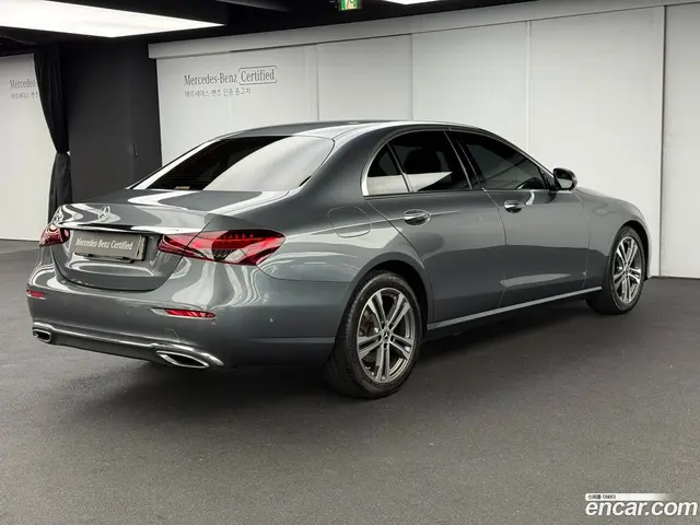 Main__Slider__Photo:E-Class Mercedes-Benz 2022.9-1