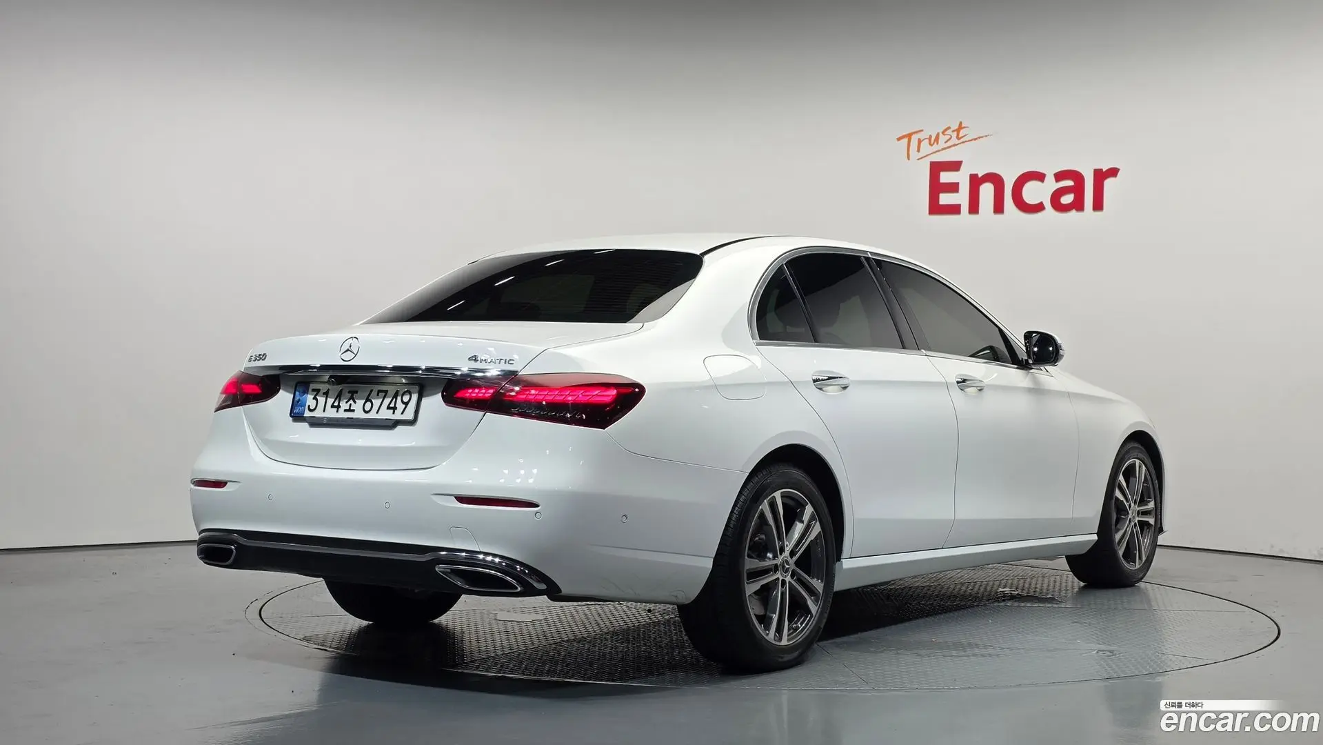 Main__Slider__Photo:E-Class Mercedes-Benz 2021.9-1
