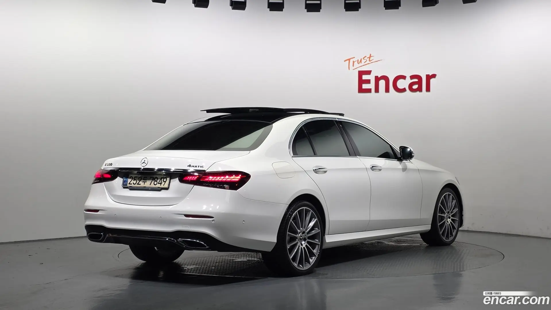 Main__Slider__Photo:E-Class Mercedes-Benz 2021.3-1