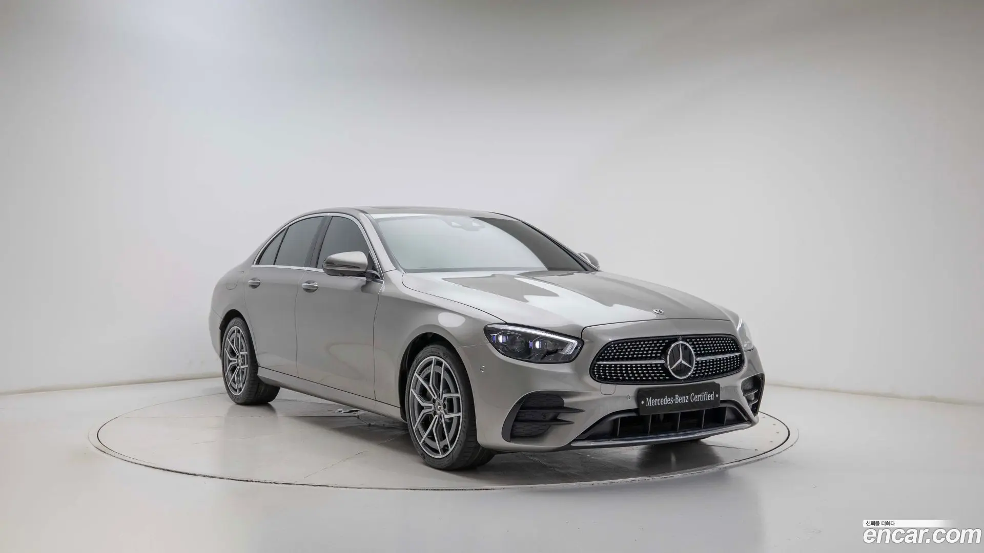 Main__Slider__Photo:E-Class Mercedes-Benz 2022.7-1