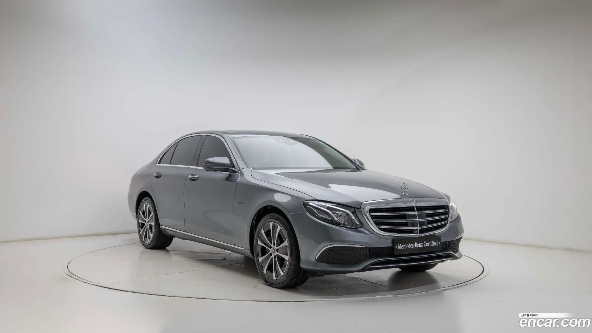 Main__Slider__Photo:E-Class Mercedes-Benz 2020.2-1